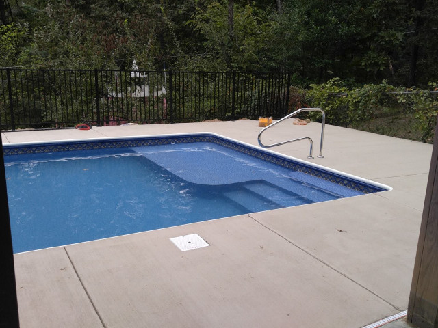 Vinyl Liner Pool With Tanning Ledge and Spa